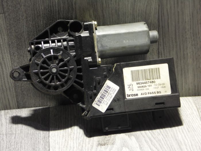 Моторчик склопідіймача передній правий Peugeot 307 9634457480, 0130821766 б/в