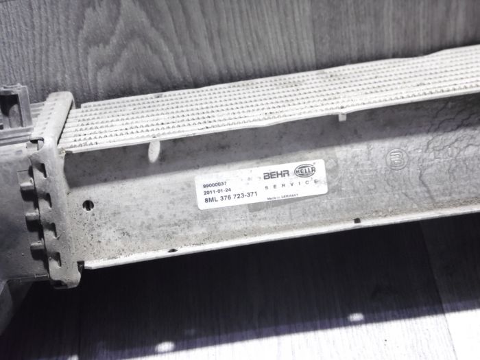 Радиатор интеркулера Hella 8ML376723371 – Peugeot, Citroën (б/у)
