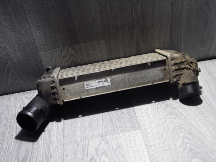 Радиатор интеркулера Hella 8ML376723371 – Peugeot, Citroën (б/у)