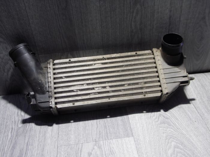 Радиатор интеркулера Hella 8ML376723371 – Peugeot, Citroën (б/у)