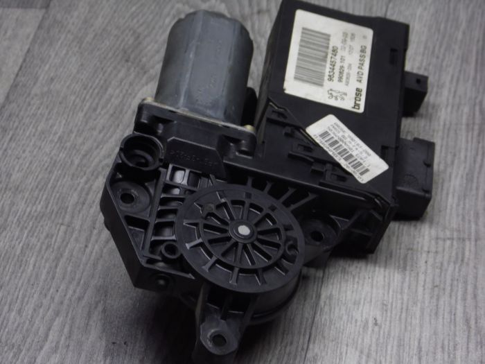 Моторчик склопідіймача передній правий Peugeot 307 9634457480, 0130821766 б/в